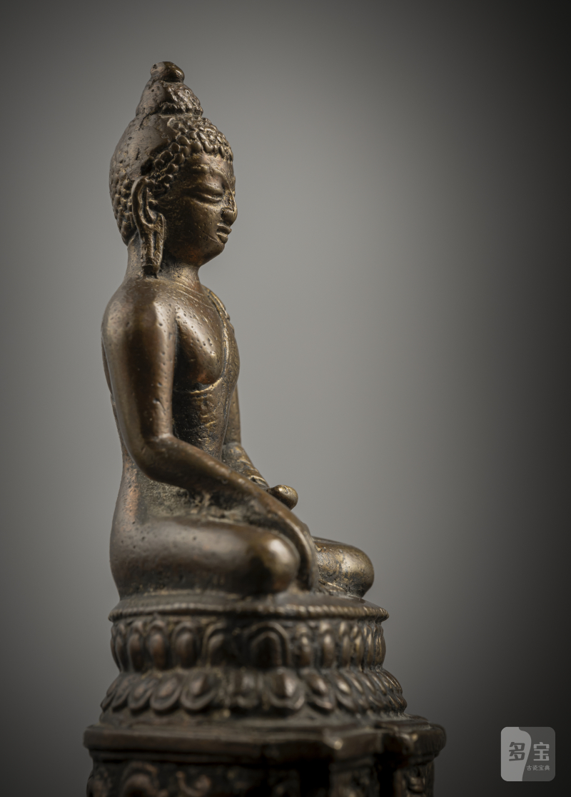 A BRONZE FIGURE OF AKSHOBHYA - 图3